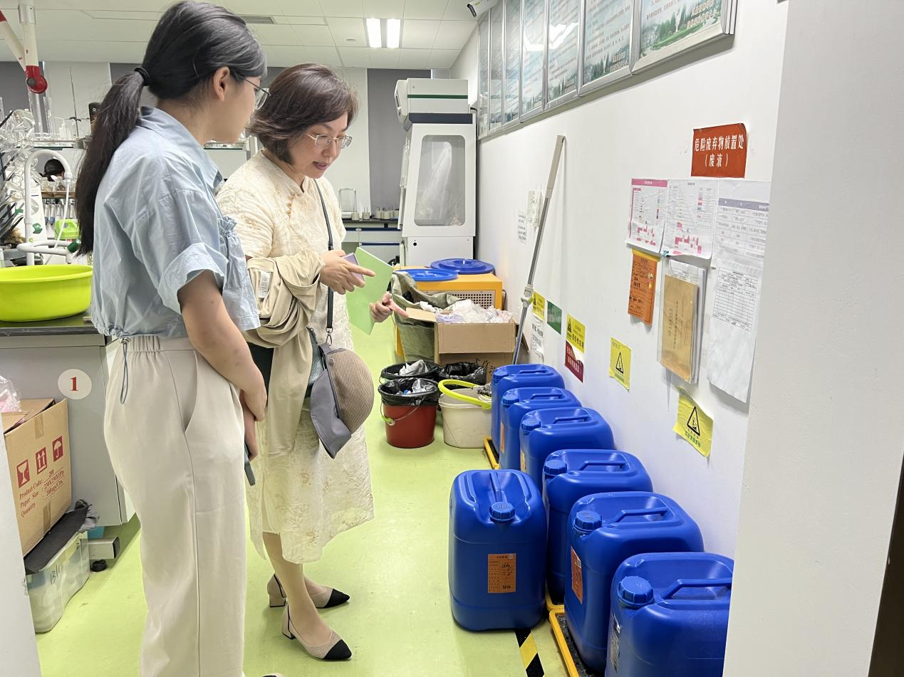 王菲彬老师带领学生检查废液处理情况