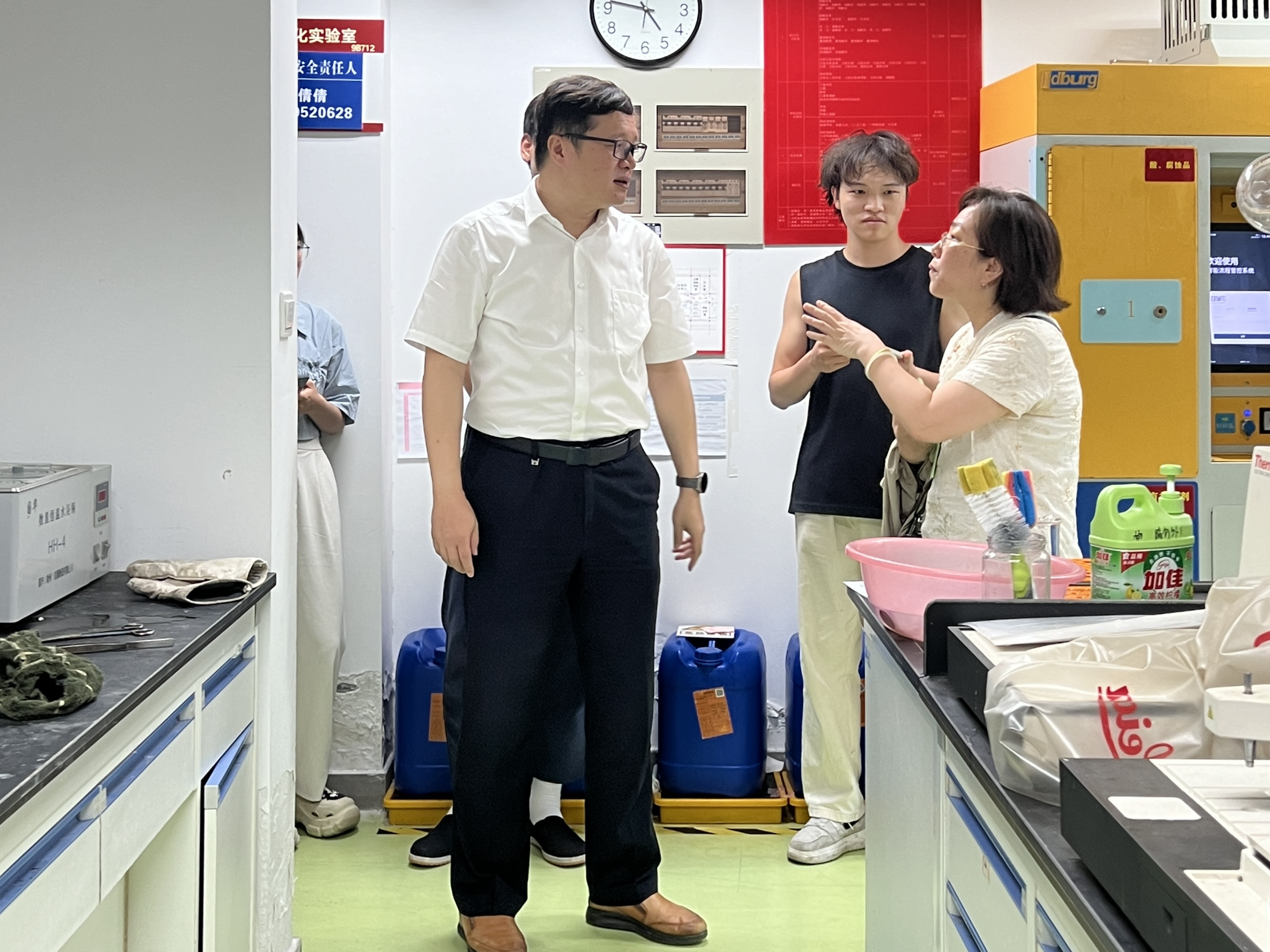 唐旭书记检查教九楼科研实验室